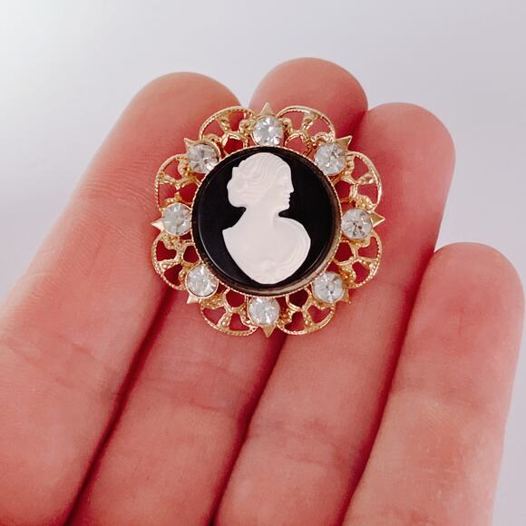 Vintage Cameo Resin Brooch Gold Tone Filigree Rhinestones Mid Century 1960s - Picture 2 of 9